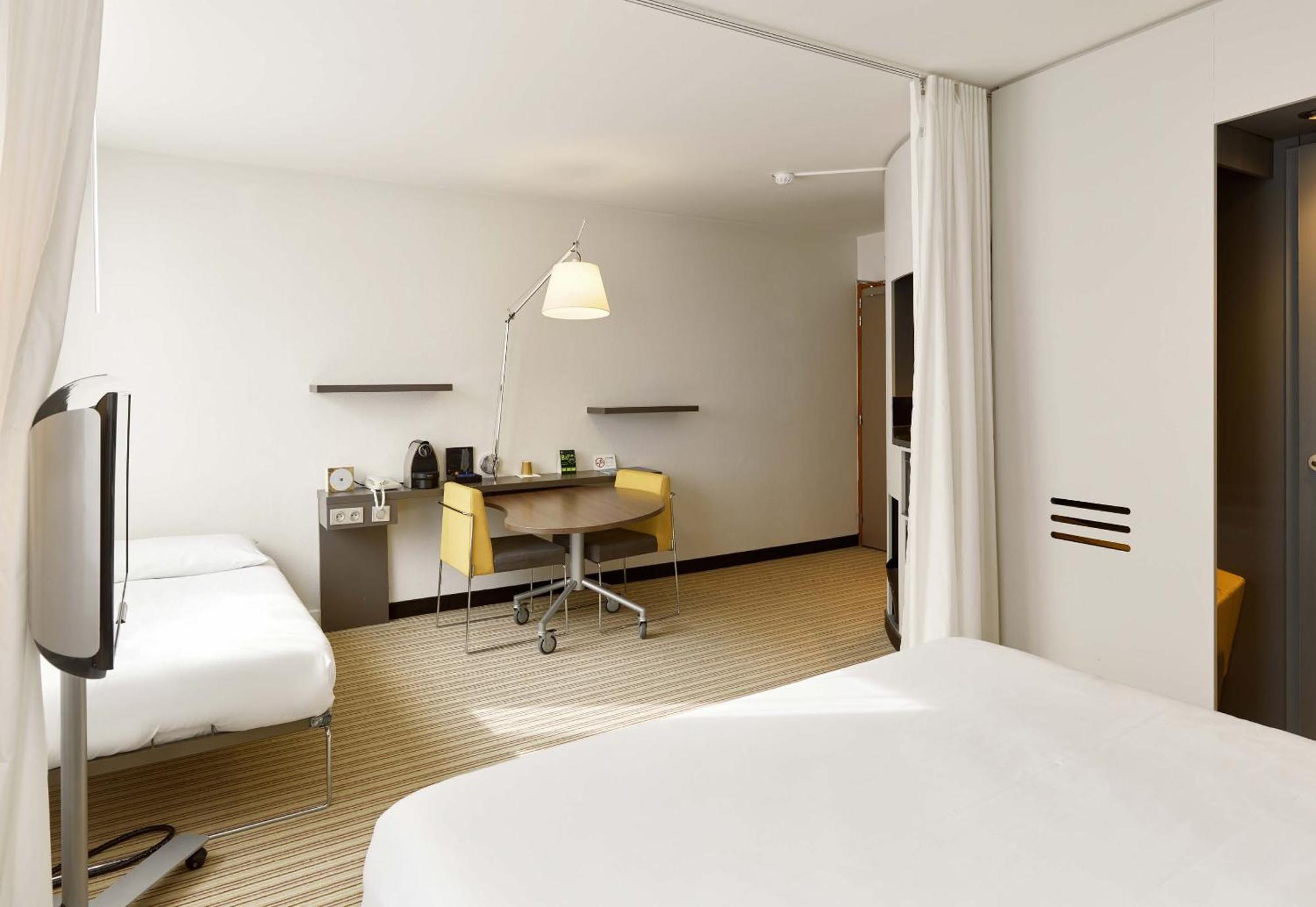 B&B Hotel Rueil-Malmaison Gare Bagian luar foto