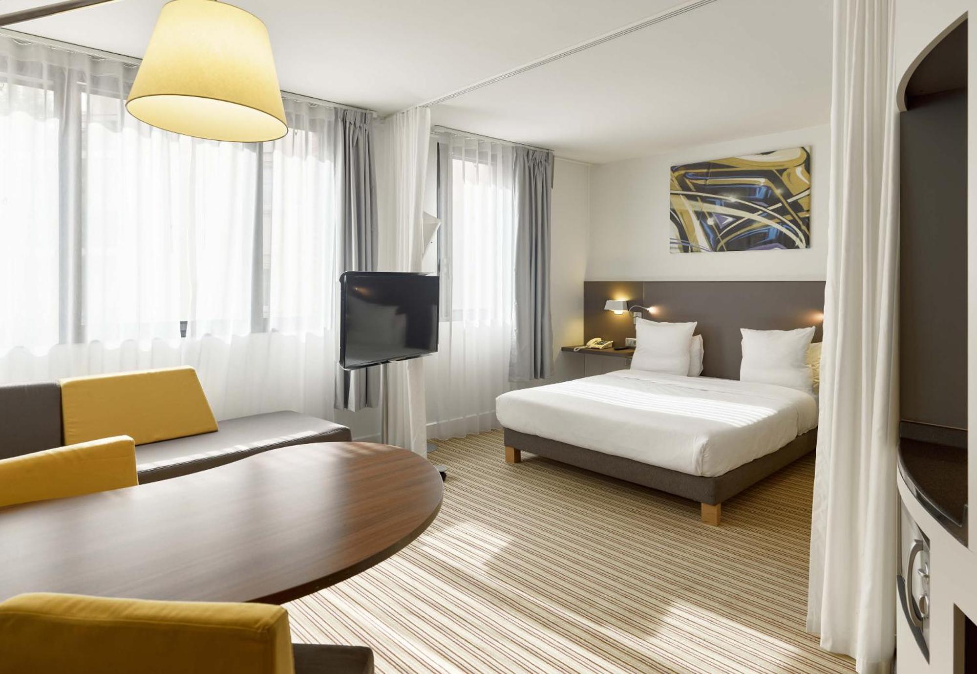 B&B Hotel Rueil-Malmaison Gare Bagian luar foto