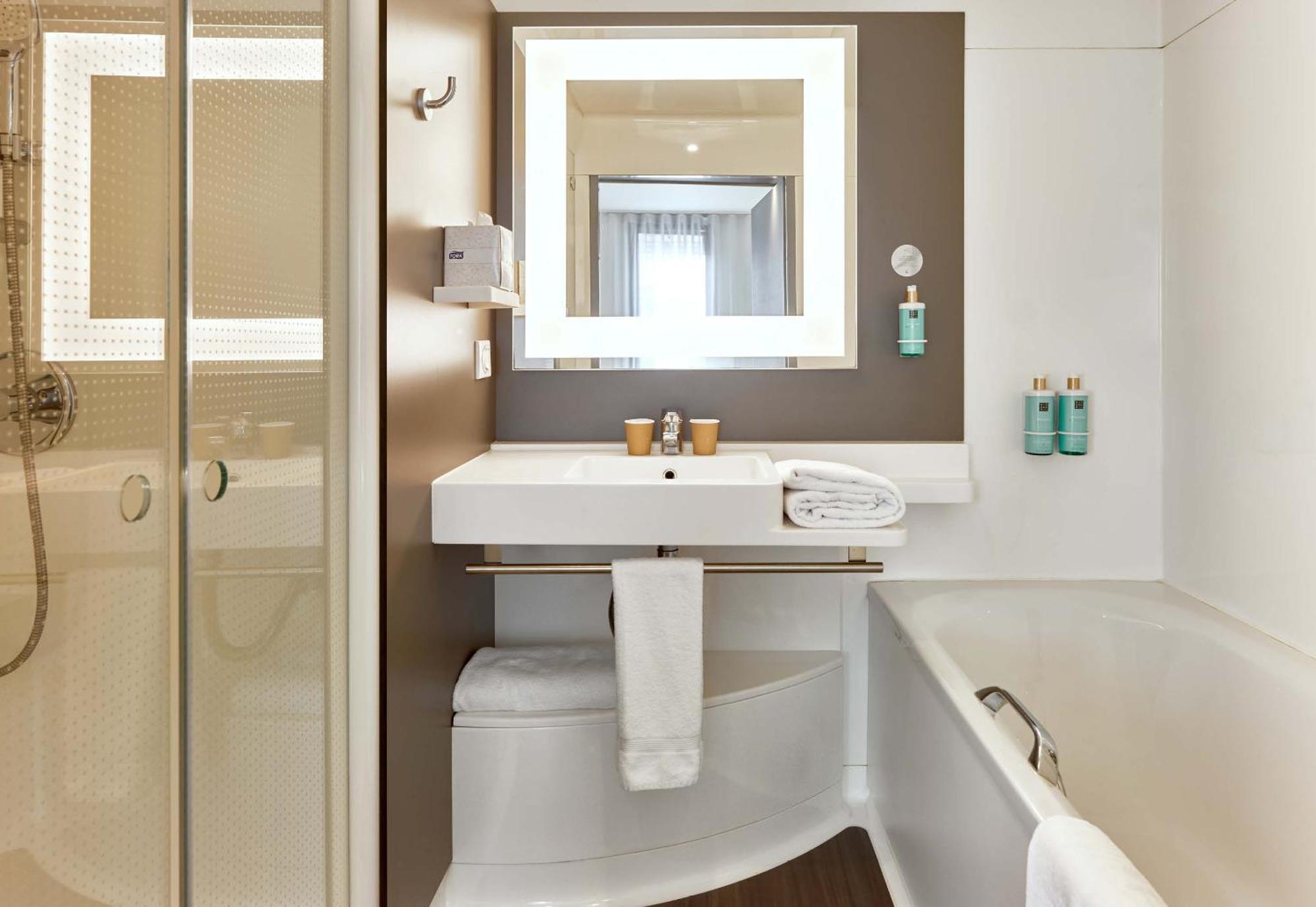 B&B Hotel Rueil-Malmaison Gare Bagian luar foto