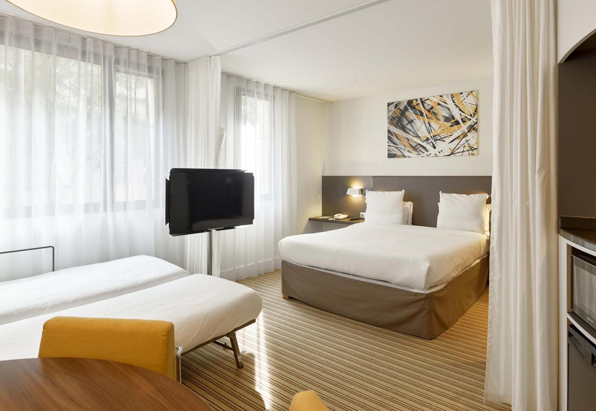 B&B Hotel Rueil-Malmaison Gare Bagian luar foto
